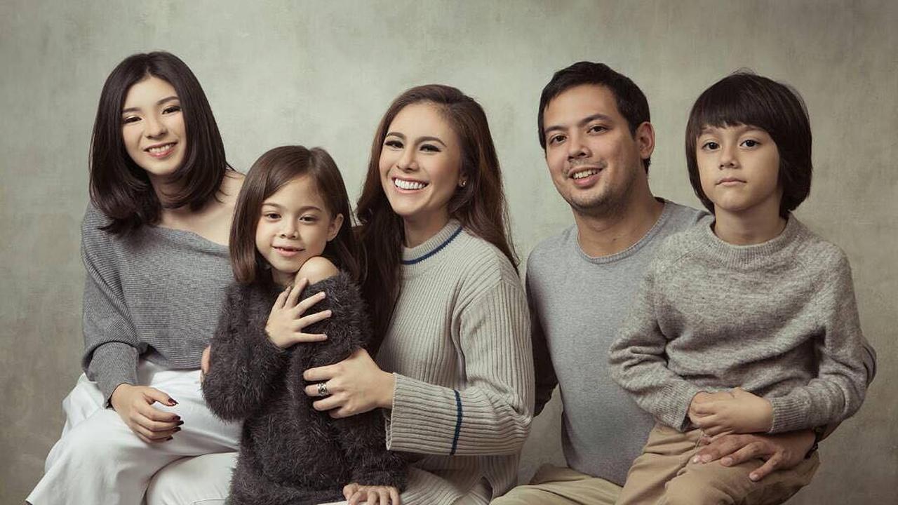 Wulan Guritno dan Adilla Dimitri Kompak Temani Putranya Dikhitan