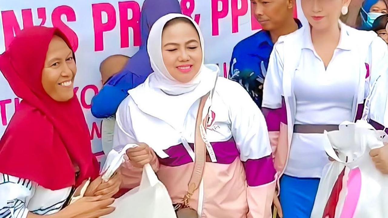 Ringankan Beban Masyarakat, Ibu Kombes Heni Tania dan PPLIPI Berbagi Paket Sembako yang Terdampak Banjir di Bekasi
