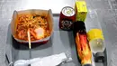 Sebuah nampan dengan mie instan digambarkan di atas meja di toko Good Noodle yang menjual berbagai macam mie instan dari seluruh Asia, di Bangkok (25/8/2022). Thailand akan menaikkan harga mie instan Thailand, kata departemen perdagangan 24 Agustus menandai kenaikan harga pertama pada kebutuhan pokok harian dalam 14 tahun. (AFP/Vatsyayana)