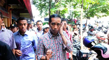 Calon presiden nomor urut 2, Joko Widodo menyambangi pasar Kebayoran Lama, Jakarta, Senin (30/6/14). (Liputan6.com/Andrian M Tunay)