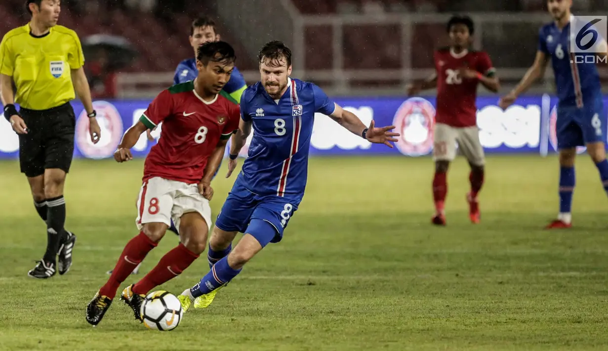 Pemain Timnas Indonesia, Muhammad Hargianto (merah) menggiring bola saat melawan Islandia di Stadion Gelora Bung Karno (GBK), Senayan, Jakarta, Minggu (14/1). Gol Tunggal Indonesia dicetak Ilham Udin. (Liputan6.com/Faizal Fanani)