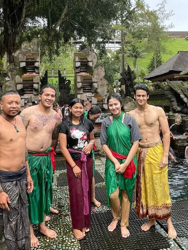 Bintang Buku Harian Seorang Istri liburan di Bali (Foto: Instagram/@antonioblancojr)