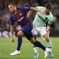 Nicolo Barella saat berduel dengan Arthur dari Barcelona (Josep Lago/AFP)