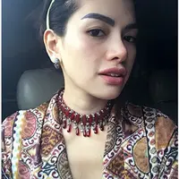 'Tunangan,' tulis Niki kemarin, Kamis (22/10/2015) via Instagram, bahkan ia memisahkan perhuruf untuk membuat keterangan fotonya makin kentara. (Via Instagram/@Nikitamirzanimawardi)