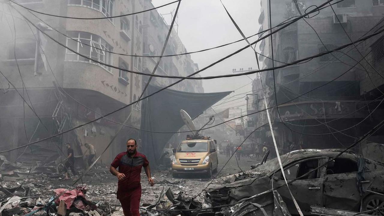Israel melancarkan serangan tanpa ampun ke wilayah Jalur Gaza, Palestina, setelah secara resmi menyatakan perang melawan kelompok bersenjata Hamas yang melakukan serangan mengejutkan pada Sabtu (7/10/2023) lalu.