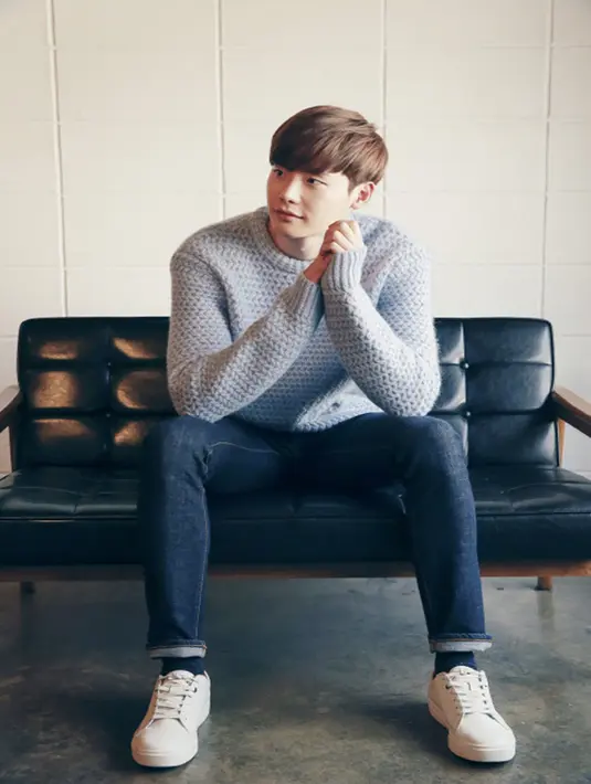 Lee Jong Suk, aktor berparas imut ini memang sangat peka soal fesyen yang kekinian. Jong Suk selalu tampil stylish dimanapun dirinya berada. (soompi/Bintang.com)