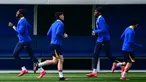 Pemain Inter Milan, Marcus Thuram bersama Alessandro Bastoni dan Yann Bisseck (kiri ke kanan) menghadiri sesi latihan jelang leg kedua babak 16 besar Liga Champions 2024/2025 melawan Feyenoord di pusat latihan Appiano Gentile, dekat Milan, Italia pada tanggal 10 Maret 2025. (Piero CRUCIATTI/AFP)