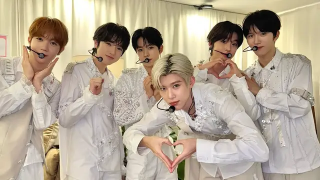 Tampil Melokal di Jakarta, NCT Wish Jadi Warga Lokal Pakai Kemeja Batik Warna-Warni, Mirip Seragam Siswa SMP