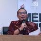 Komisioner KPU, Hasyim Asyari (kanan) membacakan hasil LPSDK Partai Politik peserta Pemilu 2019 di Jakarta, Rabu (2/1). 16 partai politik serta tim kampanye pasangan Capres/Cawapres telah menyerahkan LPSDK masing-masing. (Liputan6.com/Helmi Fithriansyah)