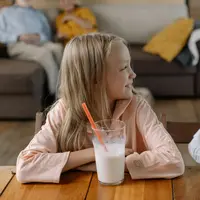 Anak sehat konsumsi susu sapi. (Copyright Pexels/cottonbro studio)