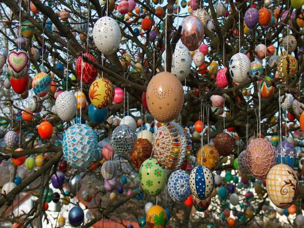 Pohon Paskah dihiasi 10.000 telur!