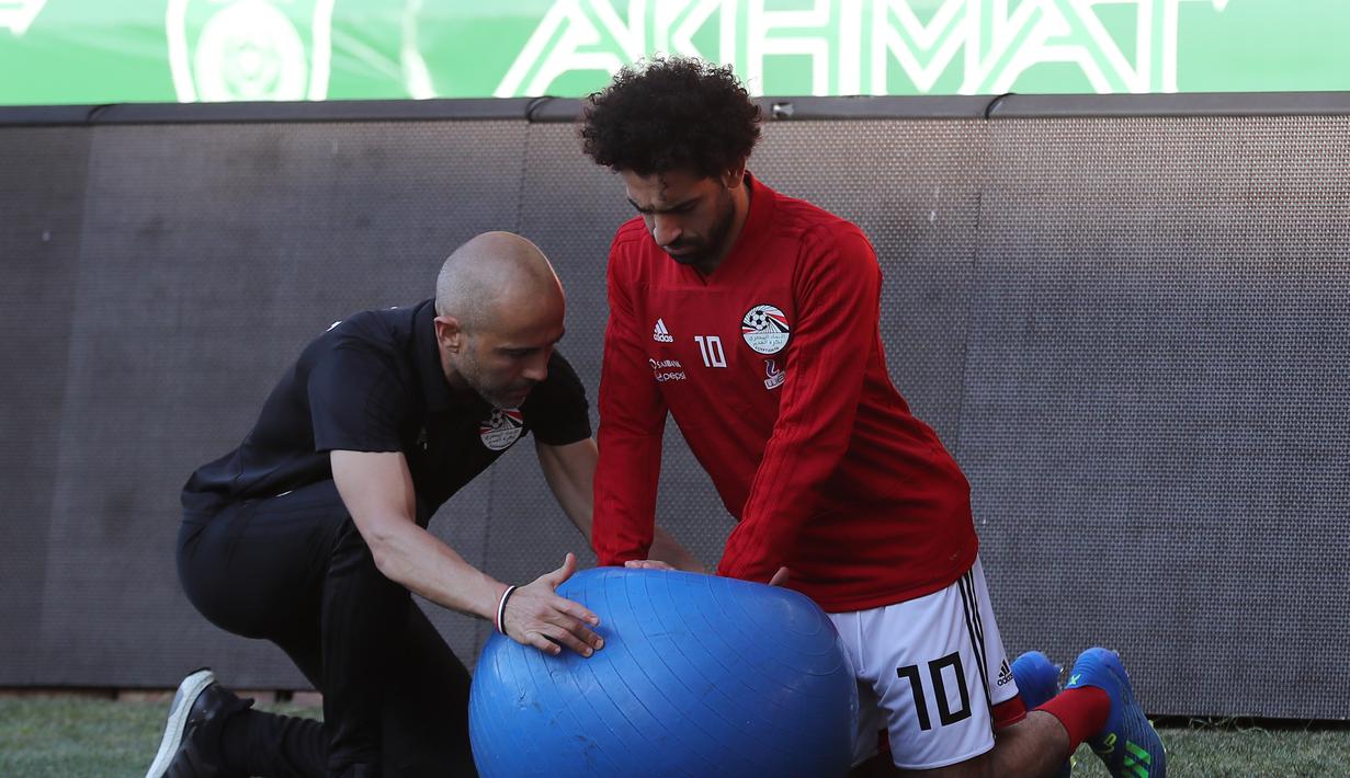 Striker Mesir, Mohamed Salah, mengikuti sesi latihan jelang laga Piala Dunia di Stadion Akhmat, Rusia, Selasa (12/6/2018). Kondisi cedera bahu yang berangsur pulih membuatnya siap tampil di Piala Dunia 2018. (AFP/Karim Jaafar)