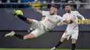 Lucas Ocampos. Sayap kiri Argentina berusia 28 tahun yang telah memperkuat Sevilla selama 3 musim ini memiliki nilai pasar 25 juta euro atau setara Rp376 milar. Ia didatangkan dari Marseille pada awal musim 2019/2020 dengan nilai transfer 15 juta euro dan masih terikat kontrak hingga Juni 2024. Hingga kini ia telah tampil dalam 131 laga bersama Sevilla di semua ajang dengan torehan 34 gol dan 15 assist. Saat ini ia dan rekannya Youssef En-Nesyri tengah diminati oleh West Ham United di bursa transfer musim panas 2022/2023. (AFP/Cristina Quicler)