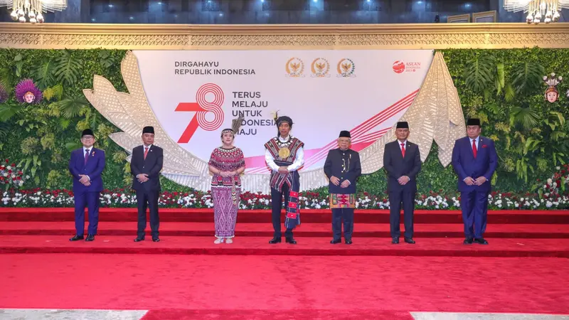 Ketua DPR RI Puan Maharani menghadiri Sidang Tahunan MPR dengan mengenakan pakaian adat Dayak, Kalimatan Barat.