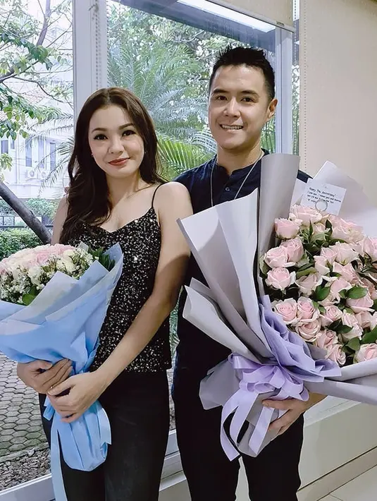 <p>Selalu mesra, Maya Septha dan sang suami sukses bikin baper para jomblo. (FOTO: instagram.com/mayaseptha7/)</p>