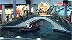 Di Marina Bay Sands, pengunjung dapat menjelajahi pertokoan dengan menggunakan sampan. Sebab Marina Bay Sands punya kanal air yang melintas di tengah-tengah pertokoan. 