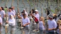Dewan Pimpinan Daerah Himpunan Pengusaha Pribumi Indonesia (DPD HIPPI) DKI Jakarta memberikan wujud nyata, soal kepedulian terhadap lingkungan sekaligus upaya memperbaiki kualitas udara di Indonesia. Bersama Kementerian Pariwisata dan Ekonomi Kreatif dan Kementerian Kehutanan dan Lingkungan Hidup, DPD HIPPO DKI Jakarta menggelar penanaman pohon mangrove di Taman Wisata Alam Mangrove Pantai Indah Kapuk (PIK), Minggu (8/10) (Istimewa)