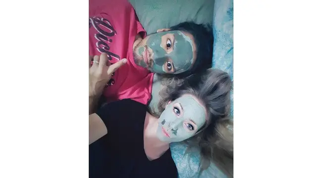 Jarang Tersorot, Ini 7 Momen Mesra Randy Pangalila bareng Istri Bulenya