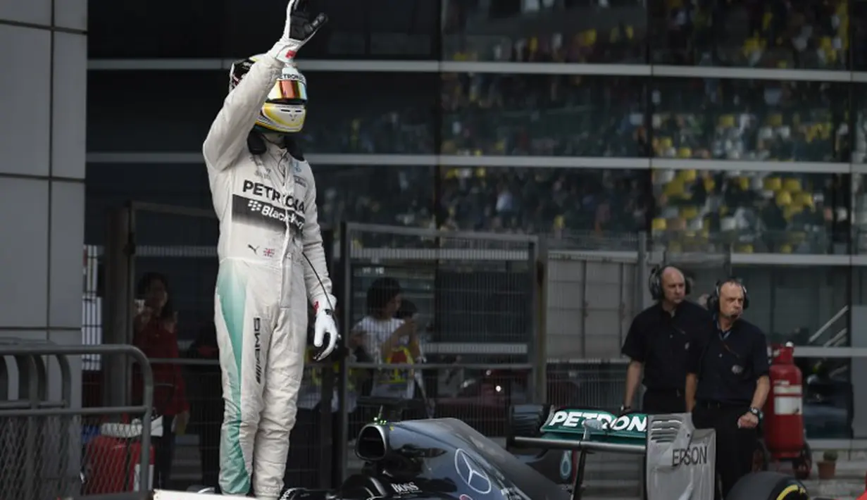 Lewis Hamilton berhasil mencatatkan waktu 1 menit 35,782 detik. Dia unggul 0,042 detik atas rekan setimnya, Nico Rosberg yang berada di urutan dua