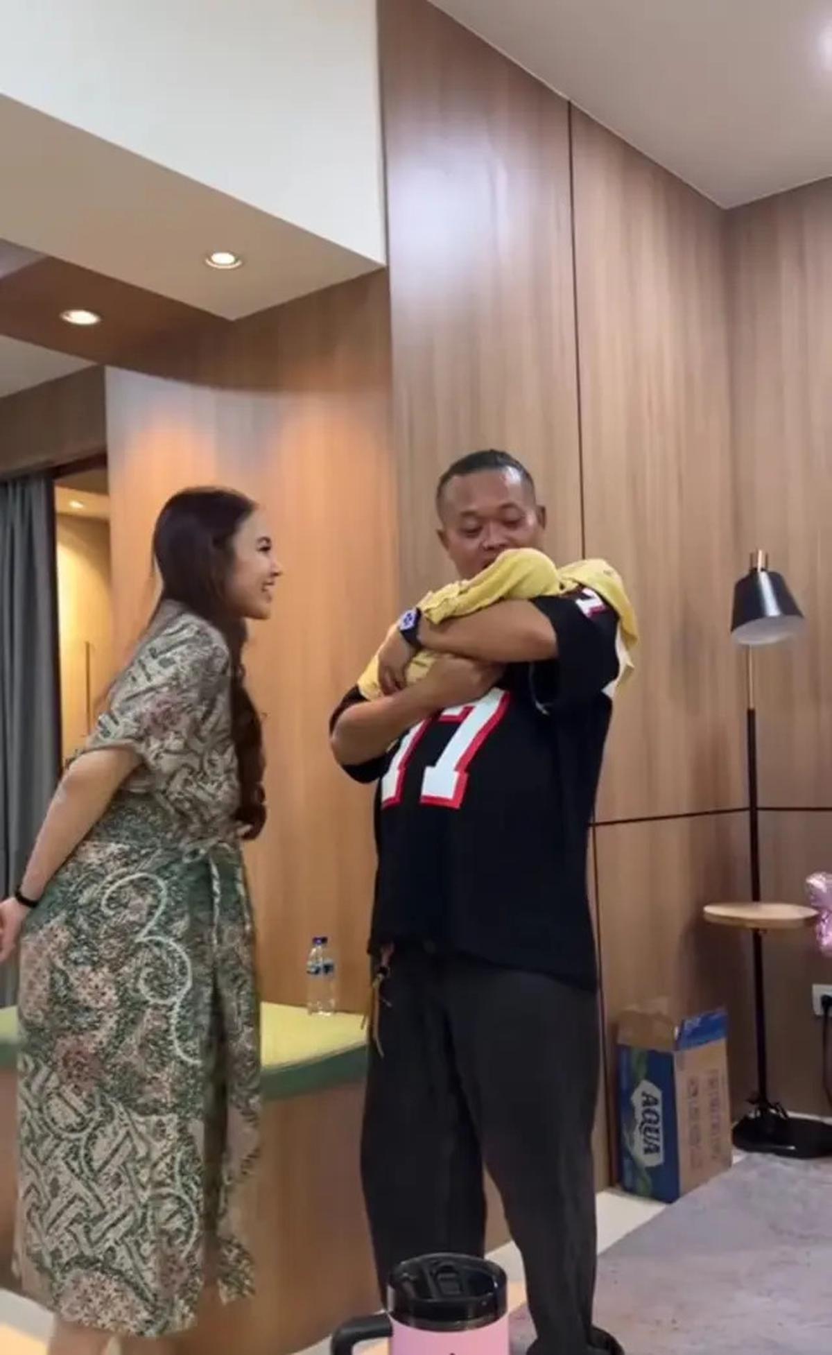7 Potret Sule Bertemu Cucu Pertama, Penampilan Mahalini Berdaster Jadi Sorotan