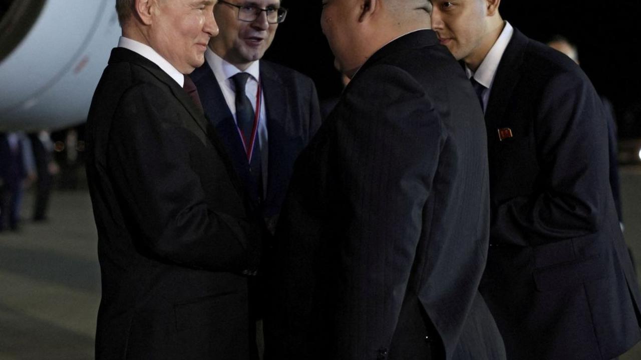 Presiden Rusia Vladimir Putin mendapat sambutan sangat hangat dari pemimpin Korea Utara Kim Jong Un di Pyongyang. Dalam kunjungan itu mereka bersepakat untuk membangun kerja sama baru dan memperluas hubungan bilateral antara kedua negara. Foto: Reuters<br