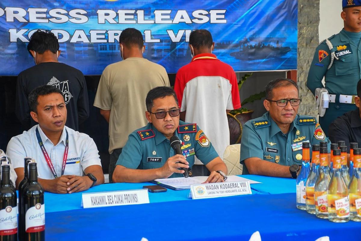 FOTO: Penyelundupan Sianida dan Miras Ilegal Senilai Setengah Miliar Lebih Digagalkan di Perairan Manado