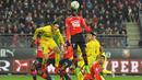 Pemain Rennes, Hamari Traore (kanan) menghalau bola dari pemain PSG, Edinson Cavani pada laga Ligue 1 Prancis di Roazhon Park, Rennes, (16/12/2017). PSG menang 4-1. (AFP/Loic Venance)