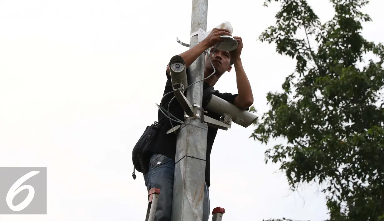 Pekerja memasang CCTV di kawasan, Jakarta, Kamis (3/11). Penambahan CCTV ini untuk lebih memberi kenyamanan dan keamanan kepada pengunjung Monas. (Liputan6.com/Gempur M Surya)