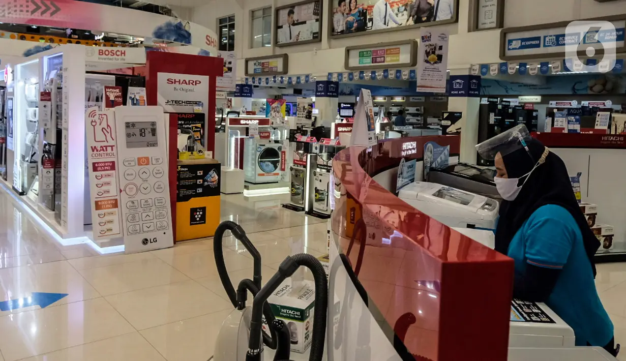 Pramuniaga bertugas di salah satu pusat perbelanjaan elektronik di Jakarta, Selasa (5/1/2021). Pemerintah mengalokasikan anggaran untuk program pemulihan ekonomi nasional (PEN) 2021 mencapai Rp 403,9 triliun, naik dari rencana sebelumnya sebesar Rp372,3 triliun. (Liputan6.com/Johan Tallo)
