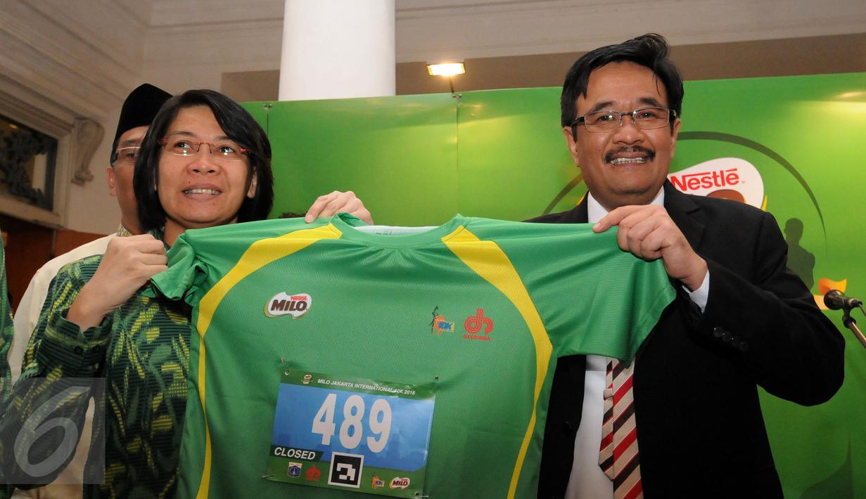 Wakil Gubernur DKI Jakarta Djarot Saiful Hidayat (kanan) memamerkan race pack Jakarta 10K usai jumpa pers di Balai Kota Jakarta, Kamis (16/6). Jakarta 10K 2016 mengambil tema Green Energy for Jakarta. (Liputan6.com/Helmi Fithriansyah)