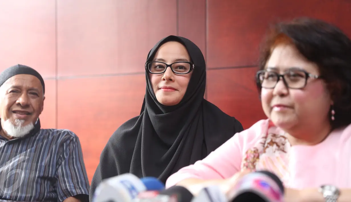 Putri Aisyah Aminah dan kuasa hukumnya, Elza Syarief saat jumpa pers, Jakarta, Kamis (23/3). Putri Aisyah Aminah membeberkan perihal perampas telepon geggam milik asistan rumah tangganya yang berujung pada laporan di Polda. (Liputan6.com/Herman Zakharia)