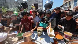 Krisis kemanusiaan di Jalur Gaza memburuk secara signifikan sejak Israel memblokir semua bantuan masuk ke wilayah tersebut sejak 2 Maret 2025 lalu atau beberapa hari sebelum melanjutkan agresi militernya setelah kesepakatan gencatan senjata dengan Hamas berakhir. (Eyad BABA/AFP)