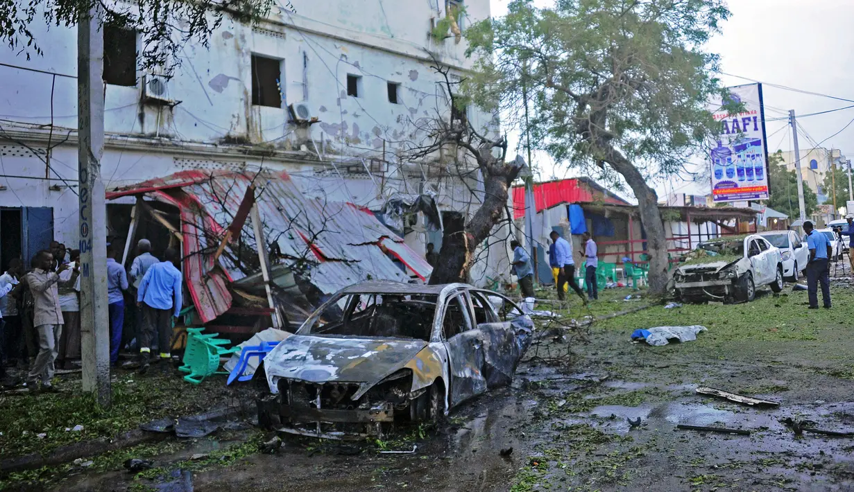 Suasana usai kejadian serangan bom mobil di Mogadishu, Somalia (8/5). Lokasi serangan berada di sebuah restoran dan kedai kopi terkenal di Mogadishu, Italian Cafe. (AFP Photo/Mohamed Abdiwahab)