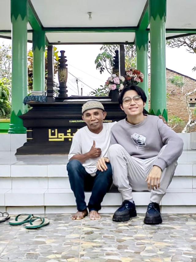 Rilis Ulang 'Seberkas Sinar', Ini 6 Potret Kiesha Alvaro Ziarah ke Makam Nike Ardilla