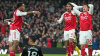 Jurrien Timber (kiri), Gabriel Magalhaes (kedua dari kanan), dan Martin Zubimendi (kanan) menyesali kegagalan timnya, Arsenal, mencetak gol ke gawang Manchester United pada lanjutan Liga Inggris 2025/2026 di Emirates Stadium, Minggu (26/1/2026) malam WIB. (Mike Egerton/PA via AP)