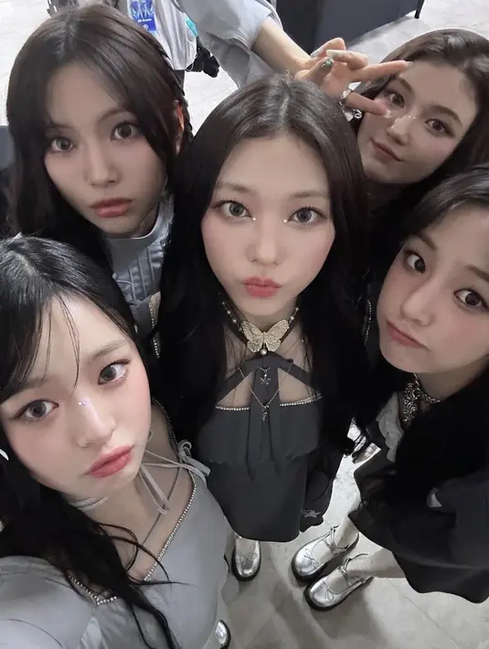 Para member NewJeans pun mengenakan sepatu berpita silver yang identik dengan gaya 2000an dan tengah booming saat ini. Dipadukan kaos kaki panjangnya.  [@newjeans_official]