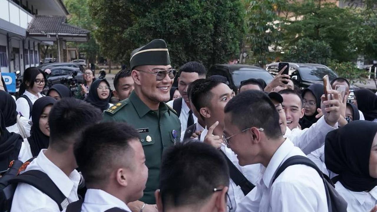 Deddy juga mengatakan bahwa gajinya hanya 700 ribu rupiah setelah dititulerkan tentang bela negara.