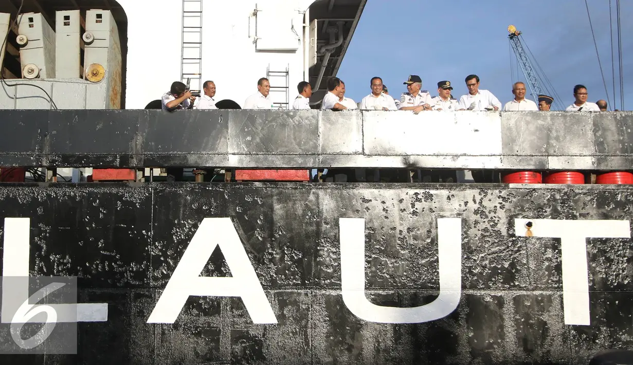 Budi Karya Sumadi bersama rombongan diatas kapal KM Caraka Jaya Niaga III-4 di Pelabuhan Tanjung Priok, Jakarta Utara, Selasa (25/10). Kunjungan ini dalam rangka melepas keberangkatan KM Caraka Jaya Niaga III-4 ke Natuna. (Liputan6.com/Immanuel Antonius)