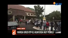 Warga Tangerang Selatan antre urus KTP elektronik di kantor Disdukcapil agar bisa memilih pada Pemilu 2019.