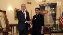 Menlu RI Retno Marsudi berjabat tangan dengan Menhan AS, Jim Mattis saat melakukan pertemuan, Jakarta, Senin (22/1). Menlu mengatakan, salah satu isu yang dibicarakan dalam pertemuan yaitu pengembangan regional Indo-Pasifik. (Liputan6.com/Arya Manggala)