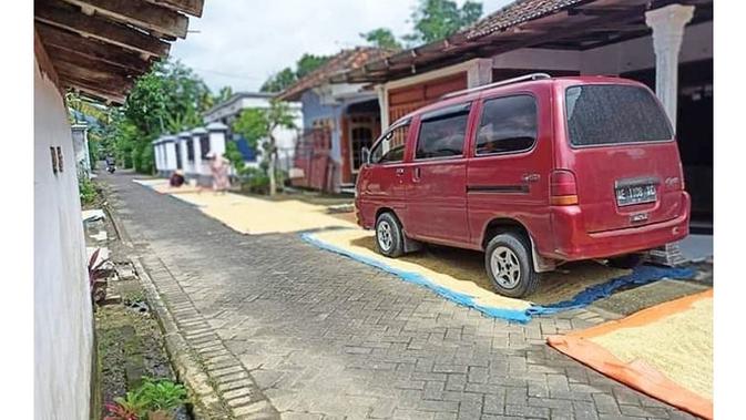 6 Potret Parkir Mobil di Desa Ini Penuh Drama, Bikin Heran - Vimarsana News