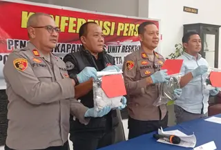 Kapolsek Batam Kota, AKP Beny bersama jajarannya menunjukan barang bukti kasus meninggalnya salah satu korban akibat lemparan batu ulekan karena cemburu sakit Hati. (Ajang Nurdin/Liputan6.com)