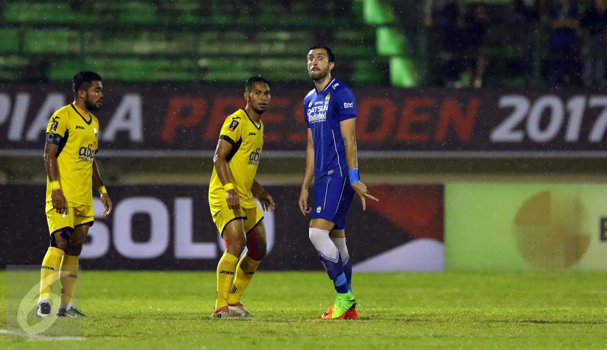 Pemain belakang Persib, Vladimir Vujovic (kanan) memberi kode saat laga melawan Mitra Kukar FC di babak 8 besar Piala Presiden 2017 di Stadion Manahan Solo, Sabtu (25/2). Persib unggul 3-2. (Liputan6.com/Helmi Fithriansyah)