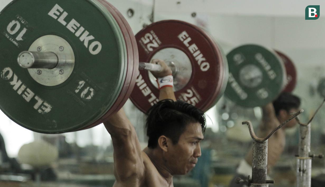 Atlet angkat besi, Deni, saat latihan di Pelatnas angkat besi, Jakarta, Rabu (21/3/2018). Latihan tersebut untuk persiapan Asian Games 2018. (Bola.com/M Iqbal Ichsan)
