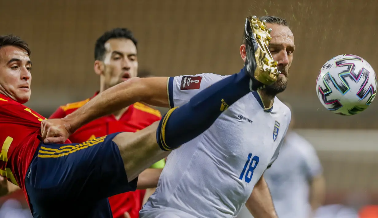 Striker Kosovo, Vedat Muriqi (kanan) berebut bola dengan gelandang Spanyol, Eric Garcia dalam laga lanjutan Kualifikasi Piala Dunia 2022 Zona Eropa Grup B di La Cartuja Stadium, Sevilla, Rabu (31/3/2021). Kosovo kalah 1-3 dari Spanyol. (AP/Miguel Angel Morenatti)