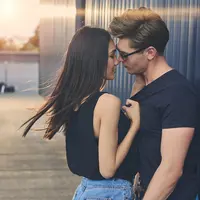 Jatuh cinta./Copyright shutterstock.com/g/LightField%2BStudios