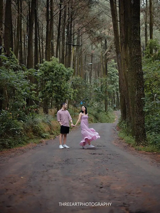 Indah Indriana telah menikah dengan Diaz Adritya Putra Adrian pada 5 Juni 2021 lalu (https://www.instagram.com/threeartphotography/)