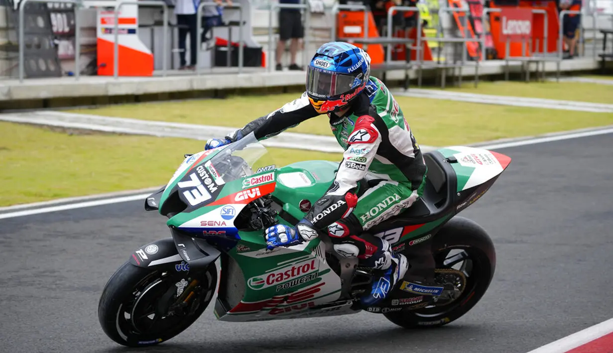 Pembalap LCR Honda Castrol asal Spanyol Alex Marquez mengendarai sepeda motornya dari garasi saat sesi latihan bebas pertama di Pertamina Mandalika International Street Circuit, Mandalika, Lombok Tengah, Nusa Tenggara Barat, Jumat (18/3/2022). (AP Photo/Achmad Ibrahim)