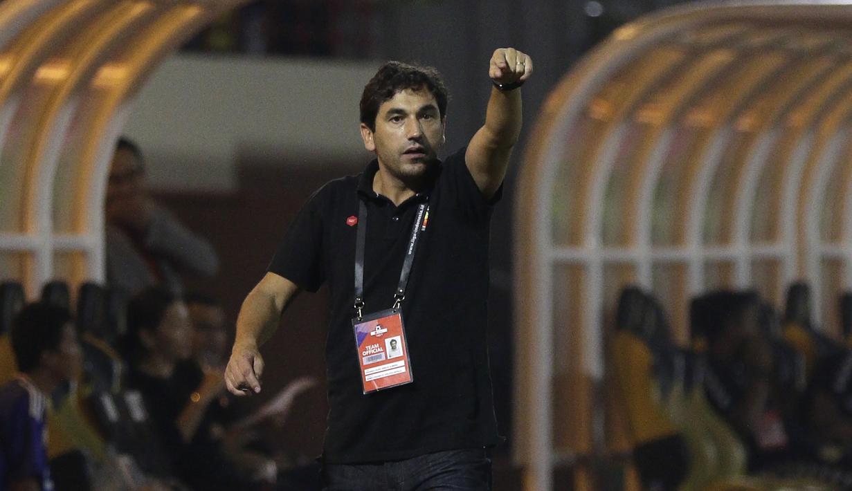 Pelatih Semen Padang, Eduardo Filipe, memberikan arahan kepada pemainnya saat melawan Bhayangkara FC pada laga Shopee Liga 1 di Stadion PTIK, Jakarta, Sabtu (2/11). Bhayangkara bermain imbang 2-2 atas Semen Padang. (Bola.com/Yoppy Renato)