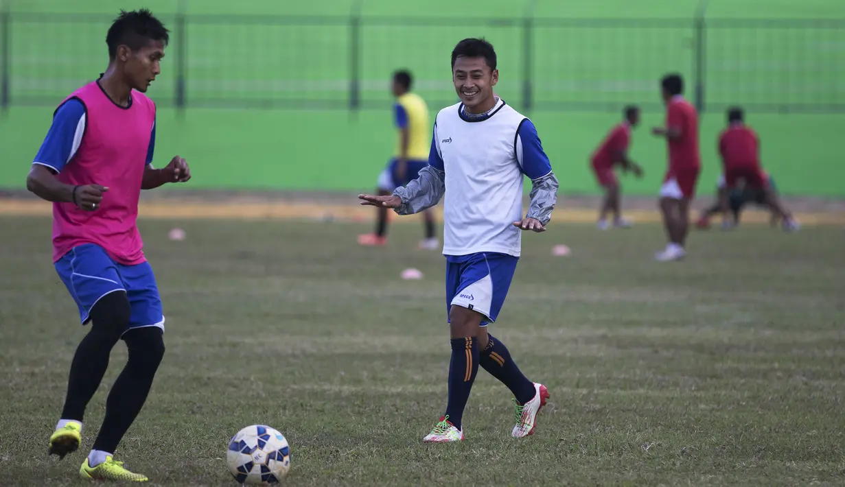Pemain Arema Cronus, Hendro Siswanto dan Samsul Arif (kanan) berlatih jelang leg kedua perempat final Piala Presiden 2015 melawan Bali United di Stadion Gajayana, Malang, Senin (21/9/2015). (Bola.com/Vitalis Yogi Trisna)